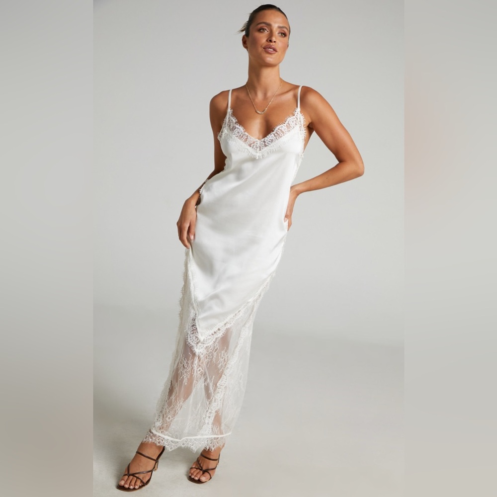 Lioness White Lace Wedding Dress